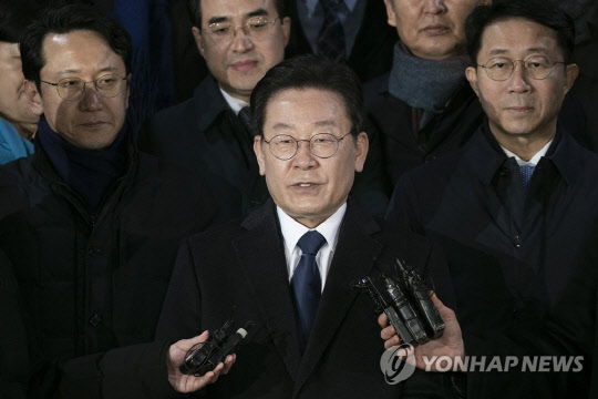 성남FC 후원금 의혹' 사건과 관련해 이재명 더불어민주당 대표가 10일 오후 경기도 성남시 수원지방검찰청 성남지청에서 조사를 받은 뒤 귀가하며 취재진의 질문에 답하고 있다.<연합뉴스>